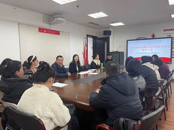 会议室里的人们

AI 生成的内容可能不正确。